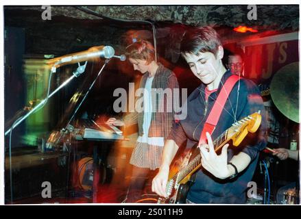 AMELIA FLETCHER, HEAVENLY, 1994: Amelia Fletcher von der Sarah Records Band Heavenly, aufgenommen am 10. Oktober 1994 bei TJ’s in Newport, Wales. Die Band tourte auf ihrem dritten Album The Down and Fall of Heavenly. Foto: Rob Watkins. INFO: Heavenly war eine britische Indie-Pop-Band, die 1989 gegründet wurde und für ihre Jangly-Gitarren, süßen Melodien und herzlichen Texte bekannt ist. Unter der Leitung von Amelia Fletcher waren sie Schlüsselfiguren in der Twee-Popszene und veröffentlichten beliebte Alben wie Le Jardin de Heavenly. Stockfoto