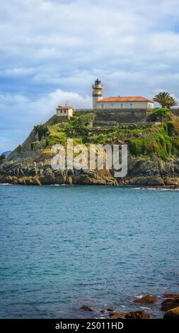 Ein wunderschöner Blick auf den Leuchtturm mit Blick auf das Meer in Cudillero, einem charmanten Küstendorf in Nordspanien Stockfoto