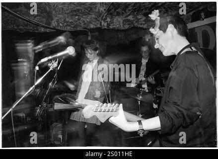 AMELIA FLETCHER, HEAVENLY, 1994: Amelia Fletcher von der Sarah Records Band Heavenly, aufgenommen am 10. Oktober 1994 bei TJ’s in Newport, Wales. Die Band tourte auf ihrem dritten Album The Down and Fall of Heavenly. Foto: Rob Watkins. INFO: Heavenly war eine britische Indie-Pop-Band, die 1989 gegründet wurde und für ihre Jangly-Gitarren, süßen Melodien und herzlichen Texte bekannt ist. Unter der Leitung von Amelia Fletcher waren sie Schlüsselfiguren in der Twee-Popszene und veröffentlichten beliebte Alben wie Le Jardin de Heavenly. Stockfoto