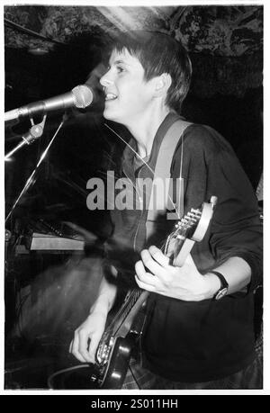 AMELIA FLETCHER, HEAVENLY, 1994: Amelia Fletcher von der Sarah Records Band Heavenly, aufgenommen am 10. Oktober 1994 bei TJ’s in Newport, Wales. Die Band tourte auf ihrem dritten Album The Down and Fall of Heavenly. Foto: Rob Watkins. INFO: Heavenly war eine britische Indie-Pop-Band, die 1989 gegründet wurde und für ihre Jangly-Gitarren, süßen Melodien und herzlichen Texte bekannt ist. Unter der Leitung von Amelia Fletcher waren sie Schlüsselfiguren in der Twee-Popszene und veröffentlichten beliebte Alben wie Le Jardin de Heavenly. Stockfoto