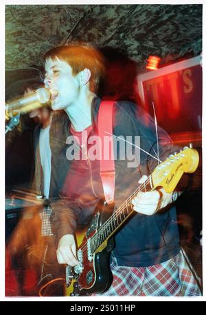 AMELIA FLETCHER, HEAVENLY, 1994: Amelia Fletcher von der Sarah Records Band Heavenly, aufgenommen am 10. Oktober 1994 bei TJ’s in Newport, Wales. Die Band tourte auf ihrem dritten Album The Down and Fall of Heavenly. Foto: Rob Watkins. INFO: Heavenly war eine britische Indie-Pop-Band, die 1989 gegründet wurde und für ihre Jangly-Gitarren, süßen Melodien und herzlichen Texte bekannt ist. Unter der Leitung von Amelia Fletcher waren sie Schlüsselfiguren in der Twee-Popszene und veröffentlichten beliebte Alben wie Le Jardin de Heavenly. Stockfoto