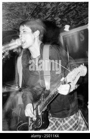 AMELIA FLETCHER, HEAVENLY, 1994: Amelia Fletcher von der Sarah Records Band Heavenly, aufgenommen am 10. Oktober 1994 bei TJ’s in Newport, Wales. Die Band tourte auf ihrem dritten Album The Down and Fall of Heavenly. Foto: Rob Watkins. INFO: Heavenly war eine britische Indie-Pop-Band, die 1989 gegründet wurde und für ihre Jangly-Gitarren, süßen Melodien und herzlichen Texte bekannt ist. Unter der Leitung von Amelia Fletcher waren sie Schlüsselfiguren in der Twee-Popszene und veröffentlichten beliebte Alben wie Le Jardin de Heavenly. Stockfoto