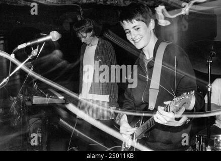 AMELIA FLETCHER, HEAVENLY, 1994: Amelia Fletcher von der Sarah Records Band Heavenly, aufgenommen am 10. Oktober 1994 bei TJ’s in Newport, Wales. Die Band tourte auf ihrem dritten Album The Down and Fall of Heavenly. Foto: Rob Watkins. INFO: Heavenly war eine britische Indie-Pop-Band, die 1989 gegründet wurde und für ihre Jangly-Gitarren, süßen Melodien und herzlichen Texte bekannt ist. Unter der Leitung von Amelia Fletcher waren sie Schlüsselfiguren in der Twee-Popszene und veröffentlichten beliebte Alben wie Le Jardin de Heavenly. Stockfoto