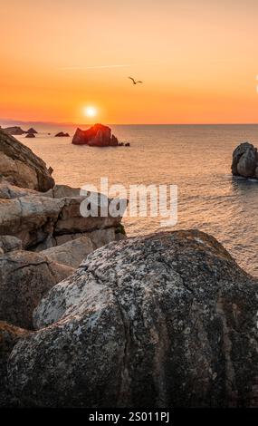 Sonnenuntergang im Urros de Liencres in Kantabrien, Spanien. Diese markanten Felsformationen befinden sich im Naturpark Liencres Stockfoto