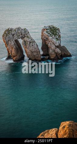 Urros de Liencres in Kantabrien, Spanien. Diese markanten Felsformationen befinden sich im Naturpark Liencres, der für seine dramatische Küstenlandschaft bekannt ist Stockfoto