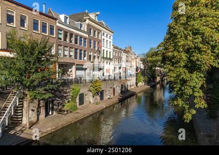 Utrecht, Niederlande. 25. september 2024. Oudegracht mit Blick auf den Kai mit Treppen, einen Zaun mit Fahrrädern. Historische Gebäude auf der Straße Lev Stockfoto