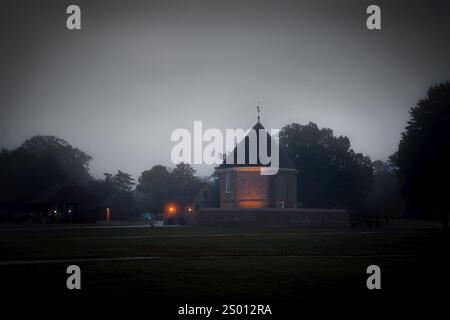 Das 1715 erbaute Pulvermagazin befindet sich heute noch in Colonial Williamsburg, Virginia. Stockfoto