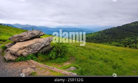 Die Large Rocks bieten ein großes Interesse an diesem Bergblick vom Appalachian Trail auf der Round bald in Tennessee-North Carolina. Stockfoto