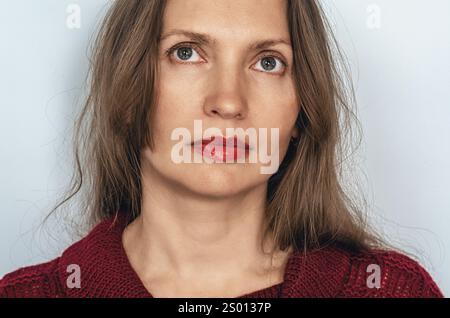 Verkürztes Nahaufnahme-Gesicht reifer Frauen, Falten um die Augen. Natürliche Schönheit, Werbung für Hautpflegeprodukte Stockfoto