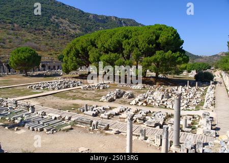 İzmir, Türkei-4. Oktober 2024: Ephesus kommerzielle Agora alte Ruinen Stockfoto