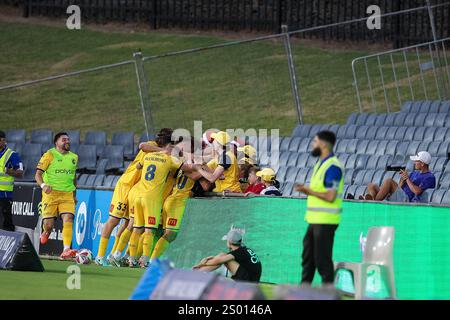 Dezember 2024; Campbelltown Stadium, Sydney, NSW, Australien: A-League Football, MacArthur FC gegen die Central Coast Mariners; die Spieler der Central Coast Mariners feiern mit ihren Fans, nachdem Haine Anthony Eames in der 53. Minute 1-1 erzielte Stockfoto