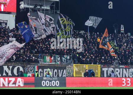 Italien. Dezember 2024. Fans des Juventus FC, die während des Fußballspiels der Serie A 2024/25 zwischen AC Monza und Juventus FC im U-Power Stadion zu sehen waren. Credit: dpa/Alamy Live News Stockfoto