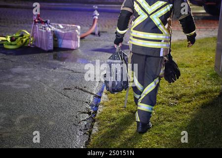 Bautzen - Dachstuhl brennt lichterloh: Mehrere Personen evakuiert 16.12.2024 gegen 21:45 Uhr Bautzen, Kantstraße Fotograf: LausitzNews.de Großalarm gegen 21:45 Uhr in der Stadt Bautzen. Einsatzkräfte der Berufsfeuerwehr Bautzen wurden zu einem gemeldet Brand auf die Kantstraße nach Bautzen alarmiert. Schon auf Anfahrt konnte die Einsatzkräfte ein Feuerschein sehen. Als die Kameraden der Feuerwehr eintrafen, wurden sofort weitere Einsatzkräfte der Feuerwehr nachalarmiert und das Stichwort auf B3, Großbrand erhöht. Grund war ein Dachstuhl, der in voller Ausdehnung brannte. Stockfoto