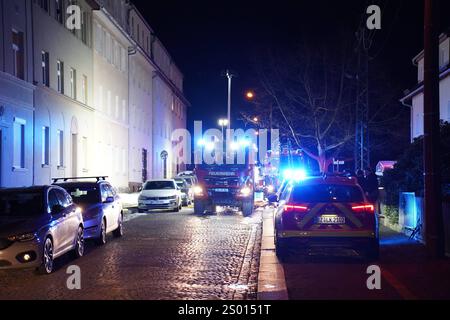 Bautzen - Dachstuhl brennt lichterloh: Mehrere Personen evakuiert 16.12.2024 gegen 21:45 Uhr Bautzen, Kantstraße Fotograf: LausitzNews.de Großalarm gegen 21:45 Uhr in der Stadt Bautzen. Einsatzkräfte der Berufsfeuerwehr Bautzen wurden zu einem gemeldet Brand auf die Kantstraße nach Bautzen alarmiert. Schon auf Anfahrt konnte die Einsatzkräfte ein Feuerschein sehen. Als die Kameraden der Feuerwehr eintrafen, wurden sofort weitere Einsatzkräfte der Feuerwehr nachalarmiert und das Stichwort auf B3, Großbrand erhöht. Grund war ein Dachstuhl, der in voller Ausdehnung brannte. Stockfoto