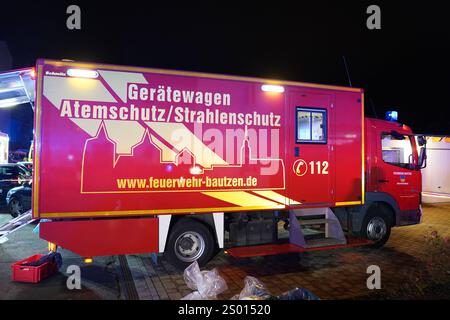 Bautzen - Dachstuhl brennt lichterloh: Mehrere Personen evakuiert 16.12.2024 gegen 21:45 Uhr Bautzen, Kantstraße Fotograf: LausitzNews.de Großalarm gegen 21:45 Uhr in der Stadt Bautzen. Einsatzkräfte der Berufsfeuerwehr Bautzen wurden zu einem gemeldet Brand auf die Kantstraße nach Bautzen alarmiert. Schon auf Anfahrt konnte die Einsatzkräfte ein Feuerschein sehen. Als die Kameraden der Feuerwehr eintrafen, wurden sofort weitere Einsatzkräfte der Feuerwehr nachalarmiert und das Stichwort auf B3, Großbrand erhöht. Grund war ein Dachstuhl, der in voller Ausdehnung brannte. Stockfoto