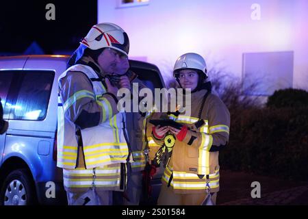 Bautzen - Dachstuhl brennt lichterloh: Mehrere Personen evakuiert 16.12.2024 gegen 21:45 Uhr Bautzen, Kantstraße Fotograf: LausitzNews.de Großalarm gegen 21:45 Uhr in der Stadt Bautzen. Einsatzkräfte der Berufsfeuerwehr Bautzen wurden zu einem gemeldet Brand auf die Kantstraße nach Bautzen alarmiert. Schon auf Anfahrt konnte die Einsatzkräfte ein Feuerschein sehen. Als die Kameraden der Feuerwehr eintrafen, wurden sofort weitere Einsatzkräfte der Feuerwehr nachalarmiert und das Stichwort auf B3, Großbrand erhöht. Grund war ein Dachstuhl, der in voller Ausdehnung brannte. Stockfoto