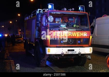 Bautzen - Dachstuhl brennt lichterloh: Mehrere Personen evakuiert 16.12.2024 gegen 21:45 Uhr Bautzen, Kantstraße Fotograf: LausitzNews.de Großalarm gegen 21:45 Uhr in der Stadt Bautzen. Einsatzkräfte der Berufsfeuerwehr Bautzen wurden zu einem gemeldet Brand auf die Kantstraße nach Bautzen alarmiert. Schon auf Anfahrt konnte die Einsatzkräfte ein Feuerschein sehen. Als die Kameraden der Feuerwehr eintrafen, wurden sofort weitere Einsatzkräfte der Feuerwehr nachalarmiert und das Stichwort auf B3, Großbrand erhöht. Grund war ein Dachstuhl, der in voller Ausdehnung brannte. Stockfoto