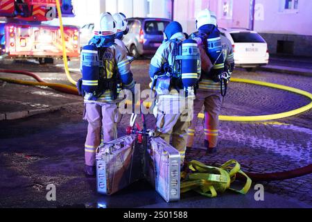 Bautzen - Dachstuhl brennt lichterloh: Mehrere Personen evakuiert 16.12.2024 gegen 21:45 Uhr Bautzen, Kantstraße Fotograf: LausitzNews.de Großalarm gegen 21:45 Uhr in der Stadt Bautzen. Einsatzkräfte der Berufsfeuerwehr Bautzen wurden zu einem gemeldet Brand auf die Kantstraße nach Bautzen alarmiert. Schon auf Anfahrt konnte die Einsatzkräfte ein Feuerschein sehen. Als die Kameraden der Feuerwehr eintrafen, wurden sofort weitere Einsatzkräfte der Feuerwehr nachalarmiert und das Stichwort auf B3, Großbrand erhöht. Grund war ein Dachstuhl, der in voller Ausdehnung brannte. Stockfoto