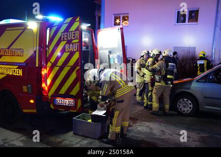 Bautzen - Dachstuhl brennt lichterloh: Mehrere Personen evakuiert 16.12.2024 gegen 21:45 Uhr Bautzen, Kantstraße Fotograf: LausitzNews.de Großalarm gegen 21:45 Uhr in der Stadt Bautzen. Einsatzkräfte der Berufsfeuerwehr Bautzen wurden zu einem gemeldet Brand auf die Kantstraße nach Bautzen alarmiert. Schon auf Anfahrt konnte die Einsatzkräfte ein Feuerschein sehen. Als die Kameraden der Feuerwehr eintrafen, wurden sofort weitere Einsatzkräfte der Feuerwehr nachalarmiert und das Stichwort auf B3, Großbrand erhöht. Grund war ein Dachstuhl, der in voller Ausdehnung brannte. Stockfoto