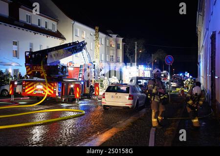 Bautzen - Dachstuhl brennt lichterloh: Mehrere Personen evakuiert 16.12.2024 gegen 21:45 Uhr Bautzen, Kantstraße Fotograf: LausitzNews.de Großalarm gegen 21:45 Uhr in der Stadt Bautzen. Einsatzkräfte der Berufsfeuerwehr Bautzen wurden zu einem gemeldet Brand auf die Kantstraße nach Bautzen alarmiert. Schon auf Anfahrt konnte die Einsatzkräfte ein Feuerschein sehen. Als die Kameraden der Feuerwehr eintrafen, wurden sofort weitere Einsatzkräfte der Feuerwehr nachalarmiert und das Stichwort auf B3, Großbrand erhöht. Grund war ein Dachstuhl, der in voller Ausdehnung brannte. Stockfoto