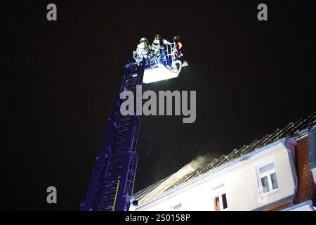 Bautzen - Dachstuhl brennt lichterloh: Mehrere Personen evakuiert 16.12.2024 gegen 21:45 Uhr Bautzen, Kantstraße Fotograf: LausitzNews.de Großalarm gegen 21:45 Uhr in der Stadt Bautzen. Einsatzkräfte der Berufsfeuerwehr Bautzen wurden zu einem gemeldet Brand auf die Kantstraße nach Bautzen alarmiert. Schon auf Anfahrt konnte die Einsatzkräfte ein Feuerschein sehen. Als die Kameraden der Feuerwehr eintrafen, wurden sofort weitere Einsatzkräfte der Feuerwehr nachalarmiert und das Stichwort auf B3, Großbrand erhöht. Grund war ein Dachstuhl, der in voller Ausdehnung brannte. Stockfoto