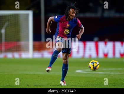 Barcelona, Spanien. Dezember 2024. Jules Kounde vom FC Barcelona während des La Liga EA Sports Spiels zwischen dem FC Barcelona und Atletico de Madrid spielte am 21. Dezember 2024 im Lluis Companys Stadion in Barcelona. (Foto: Sergio Ruiz/Imago) Credit: PRESSINPHOTO SPORTS AGENCY/Alamy Live News Stockfoto