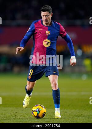 Barcelona, Spanien. Dezember 2024. Robert Lewandowski vom FC Barcelona während des La Liga EA Sports Spiels zwischen dem FC Barcelona und Atletico de Madrid spielte am 21. Dezember 2024 im Lluis Companys Stadion in Barcelona. (Foto: Sergio Ruiz/Imago) Credit: PRESSINPHOTO SPORTS AGENCY/Alamy Live News Stockfoto