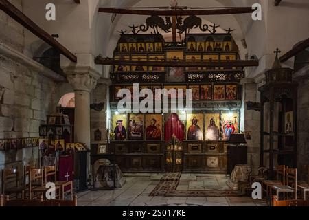 Antike Ikonen und Fresken hängen an den Wänden eines Klostergebäudemuseums aus dem 14. Jahrhundert in Apollonia. Das Innere der byzantinischen Kirche, die Sain gewidmet ist Stockfoto