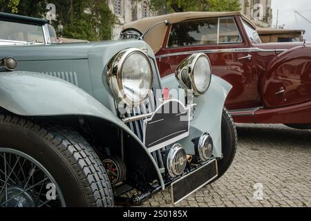 Lissabon, Portugal - 15. Oktober 2023: Eleganter Vorderteil des grauen Aston Martin 15-98 Coupés mit Kopfteil in der Einfahrt in der Nähe des historischen Gebäudes. Luxuriöser 2-Sitzer Grand Tourer Class Car, 1930er Jahre, von Aston Martin, Großbritannien. Stockfoto