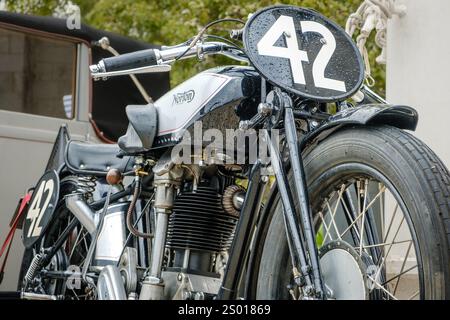 Lissabon, Portugal - 15. Oktober 2023: Nahaufnahme des legendären Norton ES2-Motorrads, geparkt an der Fahnenstange in der Einfahrt und einem Oldtimer, Norton Motors Ltd, Aston, Birmingham, Großbritannien, UK Stockfoto