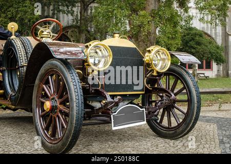 Lissabon, Portugal - 15. Oktober 2023: Originalauto Mercedes Simplex, Modelljahr 1904, in der Nähe eines historischen Gebäudes geparkt. Luxus- und Sportwagen der Daimler Motoren Gesellschaft, Deutschland. Stockfoto