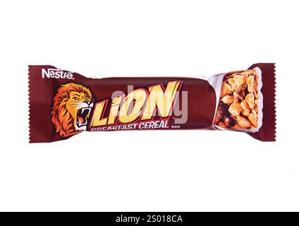 LONDON, Großbritannien - 25. DEZEMBER 2024: Lion Frühstücksbügel mit Cerealien mit Vitaminen und Kalzium auf weiß. Stockfoto