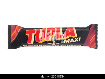 LONDON, UK - 15. NOVEMBER 2024: Tupla Maxi mit Füllung mit Nougatgeschmack, beschichtet mit Mandelriegel auf weiß. Stockfoto