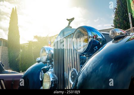 Lissabon, Portugal - 15. Oktober 2023: Ein luxuriöser Rolls-Royce Phantom III von 1937 vor sonnigem Himmel mit Wolken. Kühlergrill, Kühler, Scheinwerfer und das legendäre Maskottchen der Motorhaube von Spirit of Ecstasy. Das letzte Auto, das Henry Royce selbst entworfen hat. Stockfoto