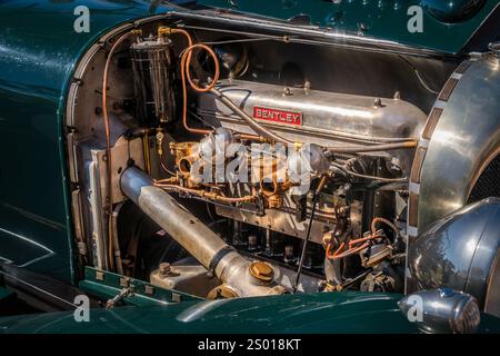 Lissabon, Portugal - 29. September 2024: Nahaufnahme des klassischen Bentley 4-Sitzer Sports Taylor Motors im selektiven Fokus. Klassische Fahrzeugtechnik mit Motorkomponenten der alten Schule und feiner Handwerkskunst mit Vergasern und polierten Oberflächen Stockfoto