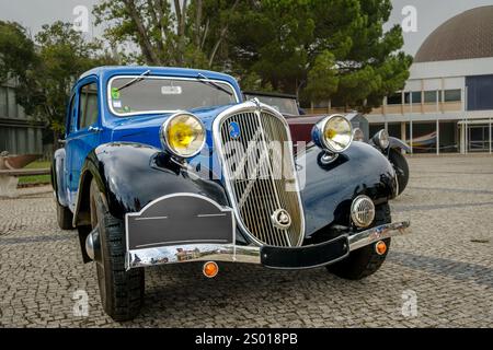 Lissabon, Portugal - 15. Oktober 2023: Berühmte klassische Citroen Traction Avant, bekannt als 7c, parkt auf einer kopfsteingepflasterten Einfahrt. Das erste Serienfahrzeug mit Frontantrieb und Monocoque-Karosserie der Welt, 4-türige Limousine der Executive Class, 1930er Jahre, von Citroen, Frankreich Stockfoto