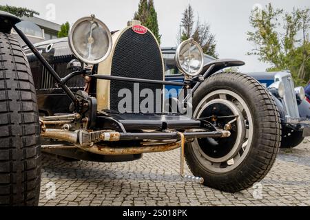 Lissabon, Portugal - 15. Oktober 2023: Vorderansicht des legendären pur Sang Bugatti Type 35 auf Kopfsteinpflasterstraße. Rennwagenklasse, Grand Prix-Symbol der 1920er Jahre, von Bugatti, Frankreich. Große Scheinwerfer, Kühlergrill mit Bugatti Emblem, erstes Auto mit Leichtmetallfelgen. Stockfoto