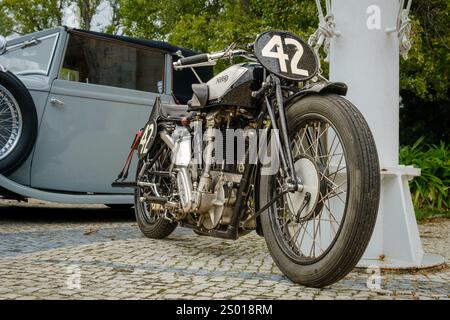 Lissabon, Portugal - 15. Oktober 2023: Legendäres Norton ES2-Motorrad parkt an der Fahnenstange in der Auffahrt und im Oldtimer, Norton Motors Ltd, Aston, Birmingham, Großbritannien, UK Stockfoto