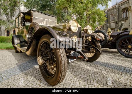 Lissabon, Portugal - 15. Oktober 2023: Vintage-Luxus-Wagen Rolls-Royce Silver Ghost aus dem Jahr 1920 parkt an sonnigem Tag auf der Kopfsteinpflasterstraße in der Nähe des historischen Gebäudes. 4-türiger Tourenwagen, 1920er Jahre, von Rolls-Royce Ltd, Großbritannien. Stockfoto