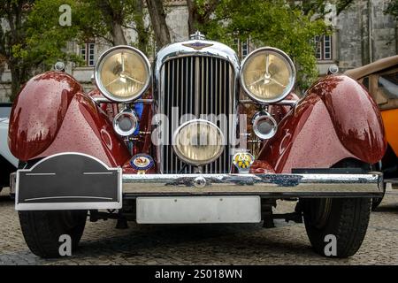 Lissabon, Portugal - 15. Oktober 2023: Vorderansicht der alten Lagonda LG45 in der Nähe eines historischen Gebäudes. Luxus-Sportwagen der 1930er Jahre, 2-türige Coupé-Version mit Drop-Head, Lagonda, UK Stockfoto