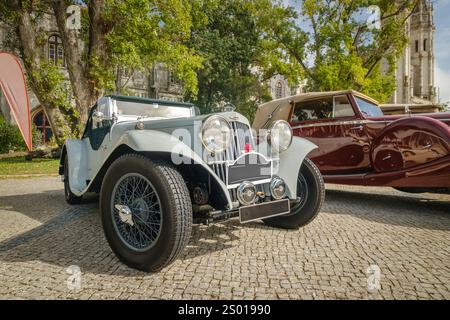 Lissabon, Portugal - 15. Oktober 2023: Elegantes, graues Aston Martin 15-98 Coupé, das während des Oldtimer-Meetups in der Einfahrt in der Nähe des historischen Gebäudes geparkt wurde. Luxuriöser 2-Sitzer Grand Tourer Class Car, 1930er Jahre, von Aston Martin, Großbritannien. Stockfoto