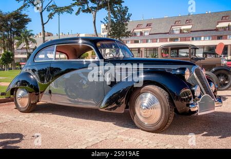 Lissabon, Portugal - 29. September 2024: Einzigartiges Auto von Lancia Aprilia Aerodinamica aus dem Jahr 1938 an sonnigen Tagen in urbaner Umgebung. Futuristisches Design, Sportwagen, zweifarbig oder zweifarbig, grau und schwarz 2-türiges Coupé von Lancia Aprilia, Italien, im Viotti-Design. Stockfoto