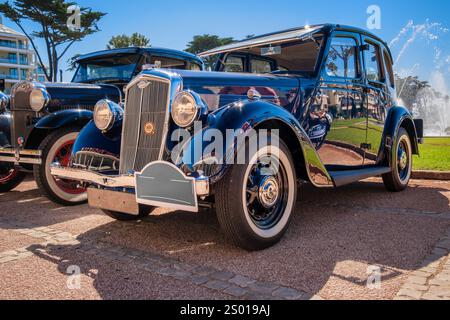 Lissabon, Portugal - 29. September 2024: Blauer Wolseley 18 85 parkt an sonnigem Tag auf einer Kopfsteinpflasterstraße. Viertürige Limousine aus den 1930er Jahren von Wolseley, Großbritannien, mit Oldtimer-Karosserie mit großen Scheinwerfern, verchromtem Kühlergrill und geschwungenen Kotflügeln. Stockfoto