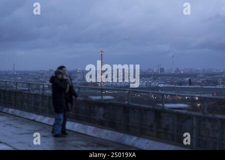 Blick auf die Stadt Berlin mit Funkturm und Fernsehturm von der ehemaligen Abhörstation am Teufelsberg, Berlin, 22. Dezember 2024 Stockfoto