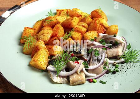Neue Kartoffeln, mit eingelegtem Hering und roten Zwiebeln, hausgemacht, keine Leute Stockfoto