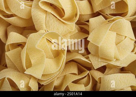 Rohe Pappardelle Nudeln, Nudelnester, in einem Papierkarton, Draufsicht, keine Leute Stockfoto