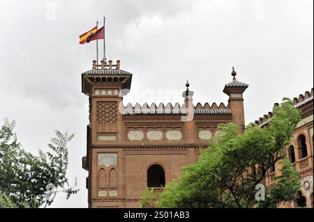Madrid, Spanien, Europa, Turm der Plaza de Toros mit spanischer Flagge und grüner Vegetation im Vordergrund, Stierkampfarena Las Ventas, Plaza de Toros Las V Stockfoto