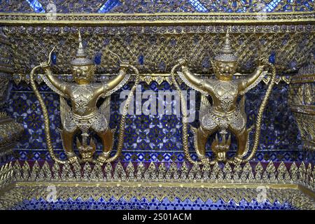 Goldene Skulpturen von Garuda und Naga, Wat Phra Kaew, Tempel des Smaragdbuddhas, Bangkok, Thailand, Asien Stockfoto