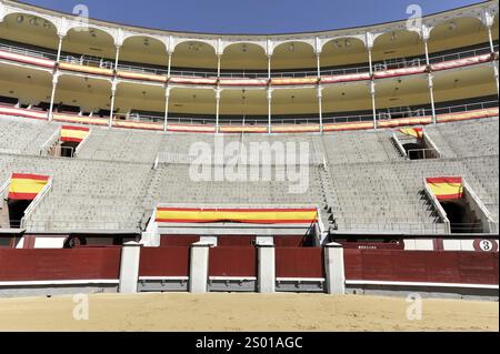 Madrid, Spanien, Europa, zentraler Blick auf die leeren Stände einer Stierkampfarena mit Fahnen, Stierkampfarena Las Ventas, Plaza de Toros Las Ventas, Europa Stockfoto