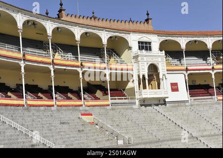 Madrid, Spanien, Europa, Frontalaufnahme einer Tribüne in einer Stierkampfarena, Dekoration und leere Sitze, Stierkampfarena Las Ventas, Plaza de Toros Las Ventas, EU Stockfoto